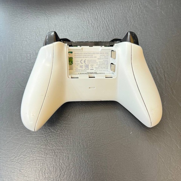 Microsoft 1708 Xbox One Controller - White - TESTED WORKING! - Picture 9 of 10